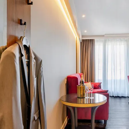 Plaza Premium Hotel 4*