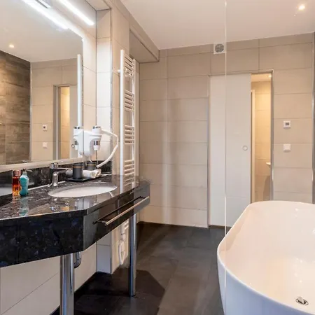 Hotel Plaza Premium 4*