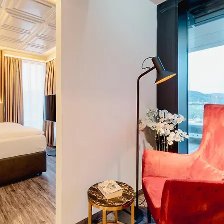 Plaza Premium 4*