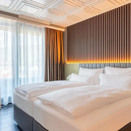 Plaza Premium 4*
