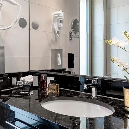 Plaza Premium Hotel 4*