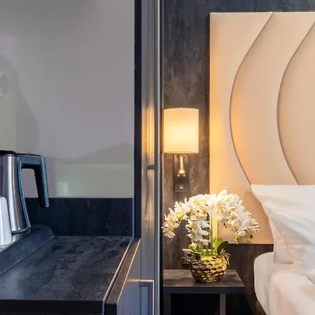 Plaza Premium 4*